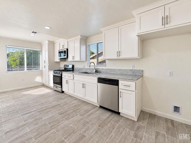 3044 Jacaranda Drive, Bakersfield, CA 93301