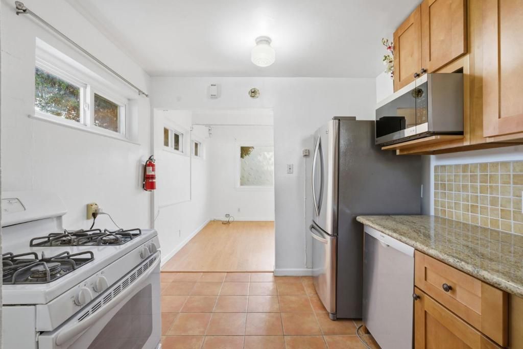 Image 13 of property listing at 23502352 Sacramento Street, Berkeley, CA 94702