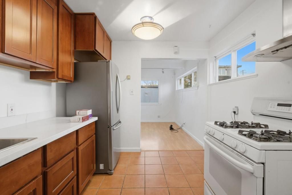 Image 15 of property listing at 23502352 Sacramento Street, Berkeley, CA 94702