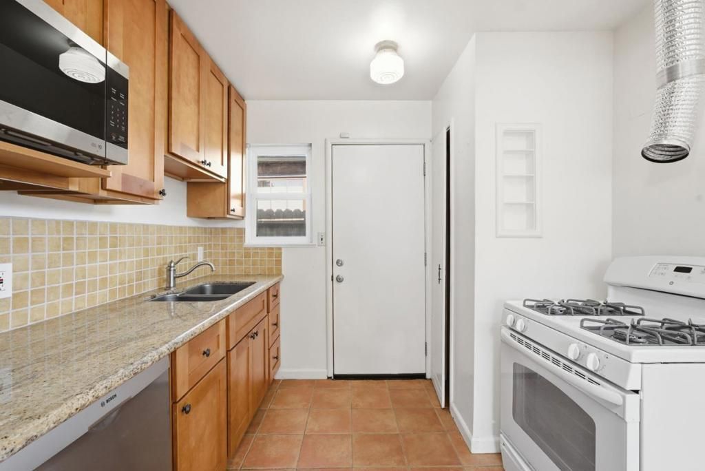 Image 16 of property listing at 23502352 Sacramento Street, Berkeley, CA 94702