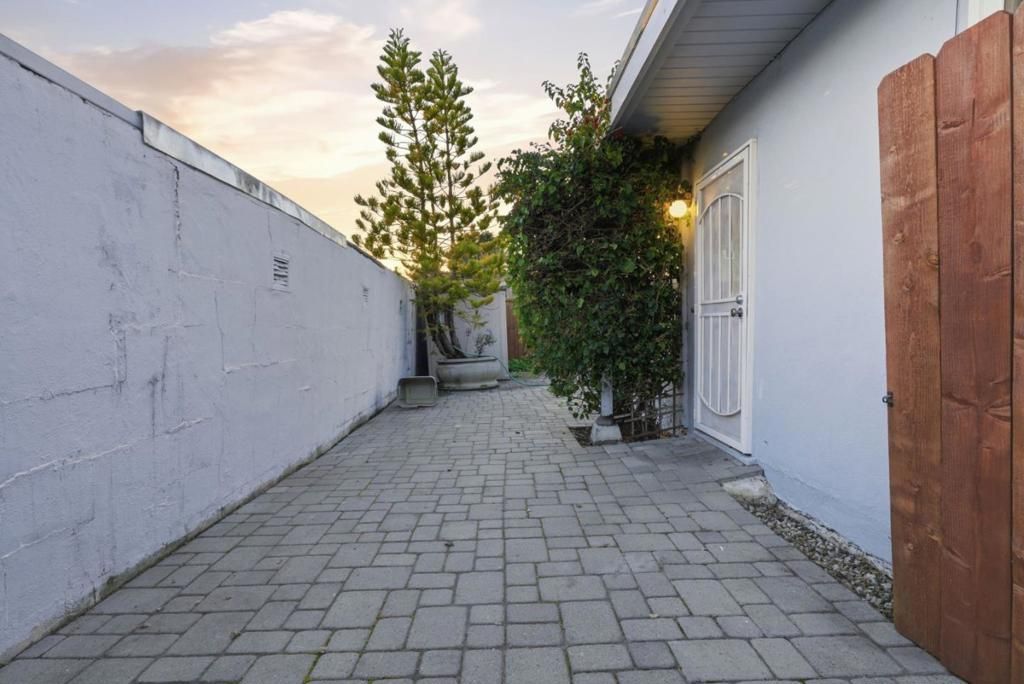 Image 33 of property listing at 23502352 Sacramento Street, Berkeley, CA 94702