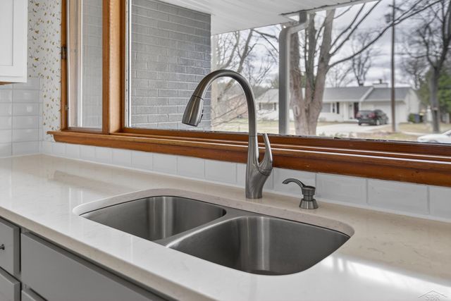 4914 Campau Drive, Midland, MI 48640