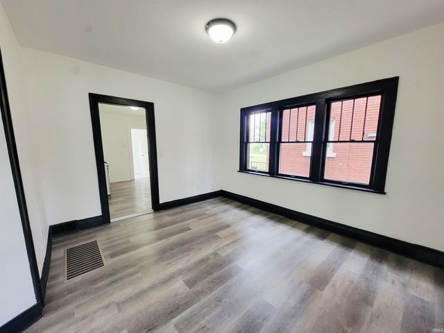 2118 Lincoln Way W, South Bend, IN 46628
