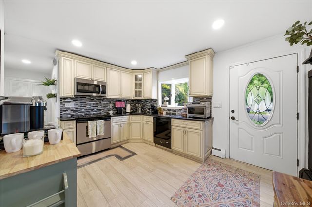 10 Wildflower Lane, Wantagh, NY 11793