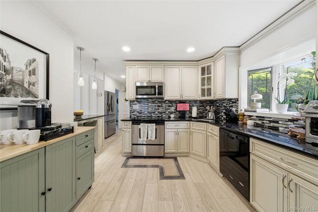 10 Wildflower Lane, Wantagh, NY 11793