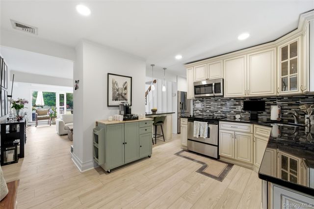 10 Wildflower Lane, Wantagh, NY 11793