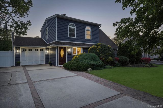 10 Wildflower Lane, Wantagh, NY 11793
