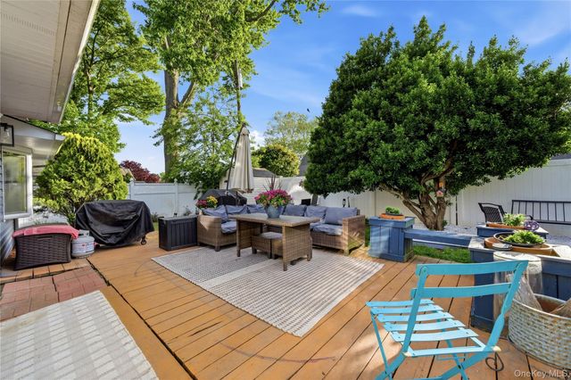 10 Wildflower Lane, Wantagh, NY 11793