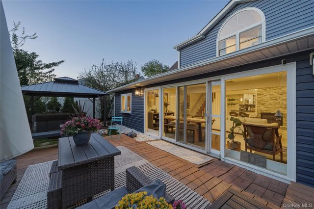 10 Wildflower Lane, Wantagh, NY 11793