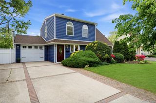 10 Wildflower Lane, Wantagh, NY 11793