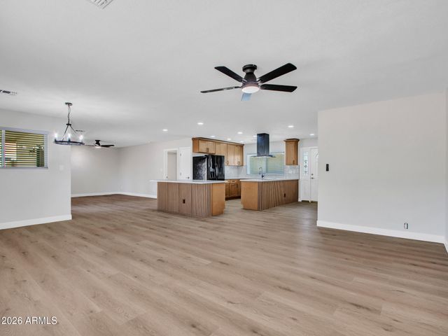 4915 W SHANGRI LA Road, Glendale, AZ 85304