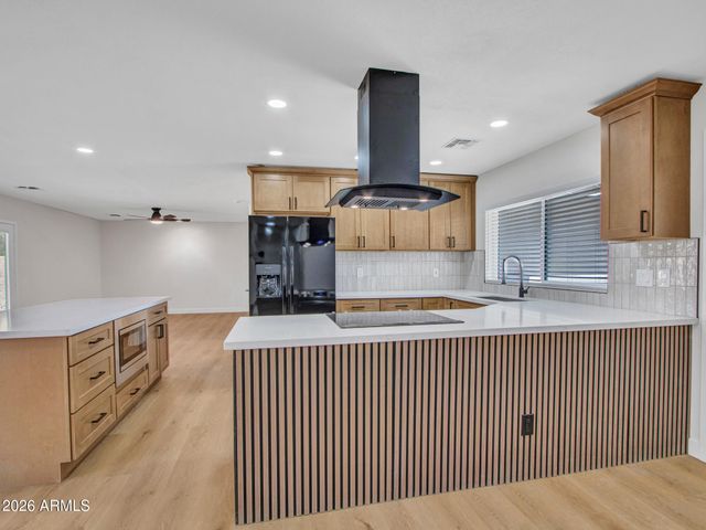 4915 W SHANGRI LA Road, Glendale, AZ 85304