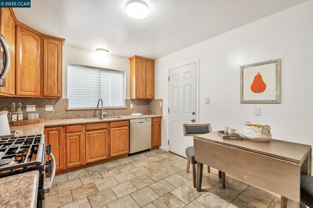 8425 D St, Oakland, CA 94621