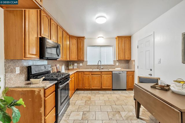 8425 D St, Oakland, CA 94621