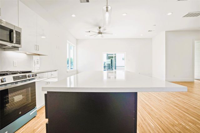 4704 Thornton Views Road, Houston, TX 77018