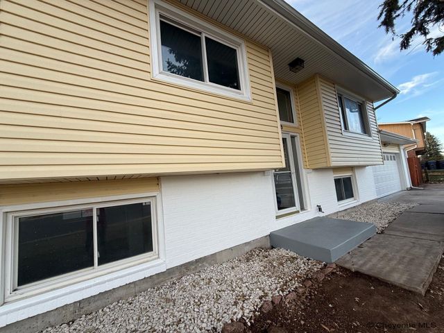 4940 MOUNTAIN RD, Cheyenne, WY 82009