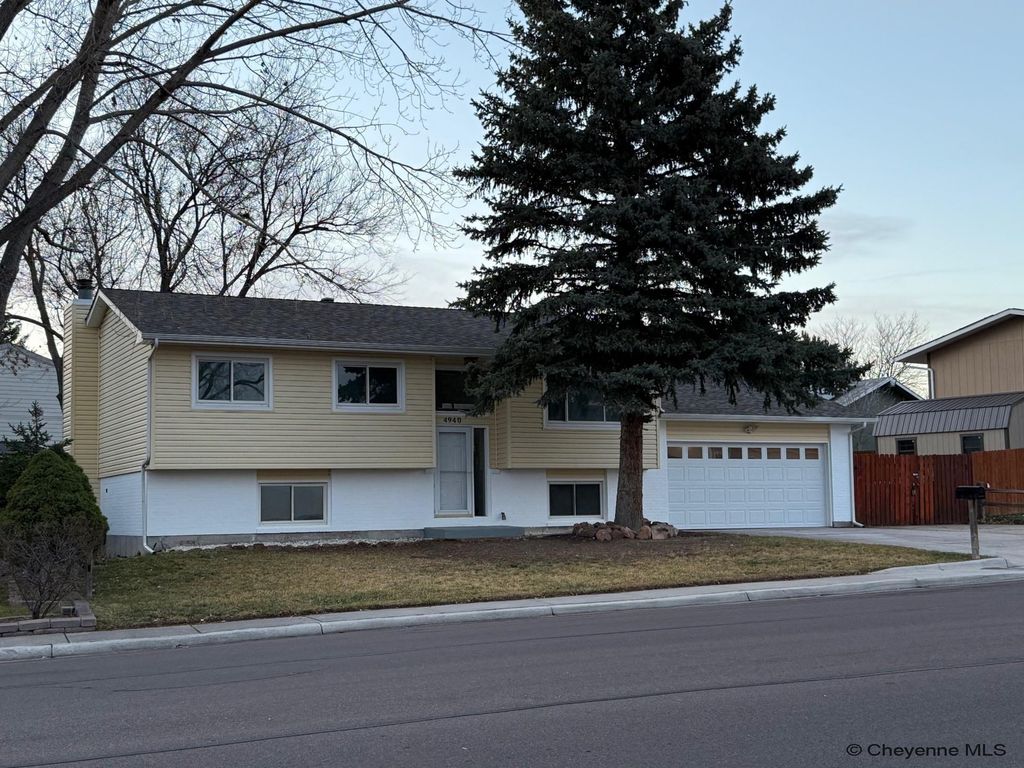 4940 MOUNTAIN RD, Cheyenne, WY 82009