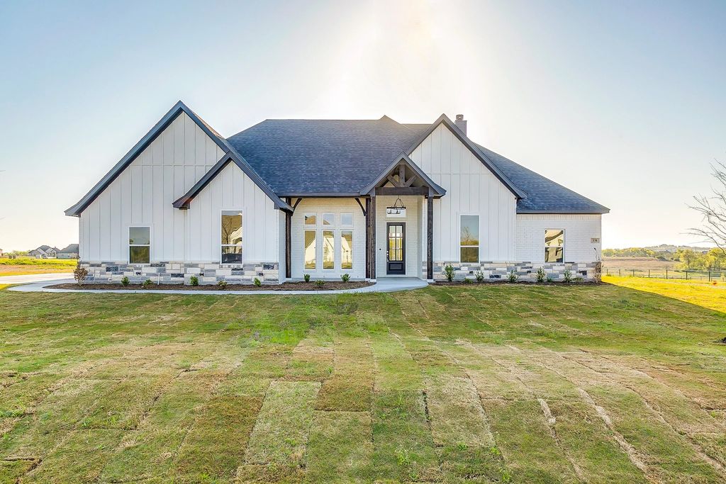 406 Red Bird Drive, Springtown, TX 76082 — exterior