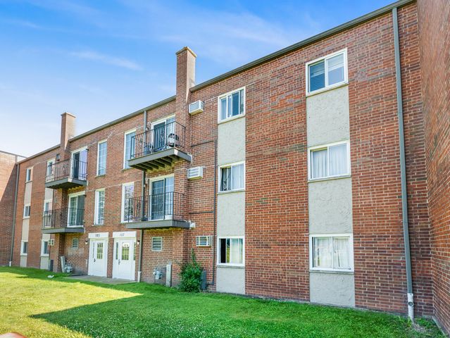 107 W Elk Trail 206, Carol Stream, IL 60188