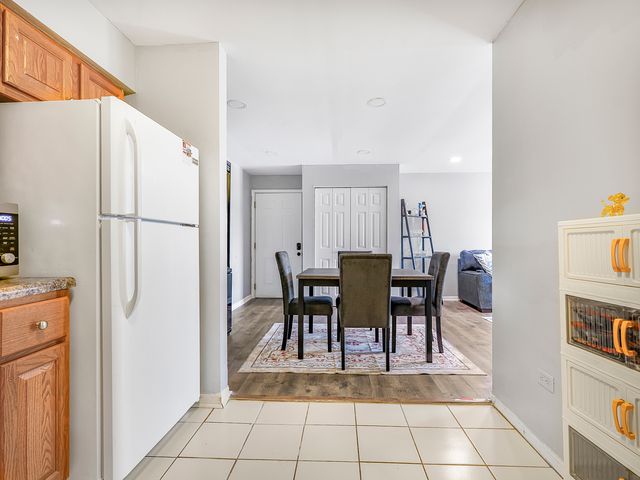 107 W Elk Trail 206, Carol Stream, IL 60188