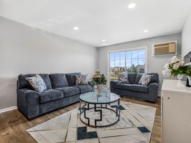 107 W Elk Trail 206, Carol Stream, IL 60188
