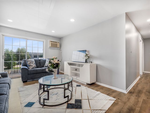 107 W Elk Trail 206, Carol Stream, IL 60188