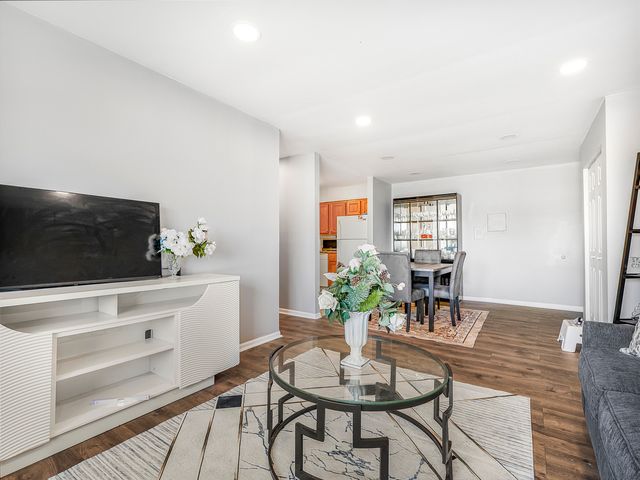 107 W Elk Trail 206, Carol Stream, IL 60188