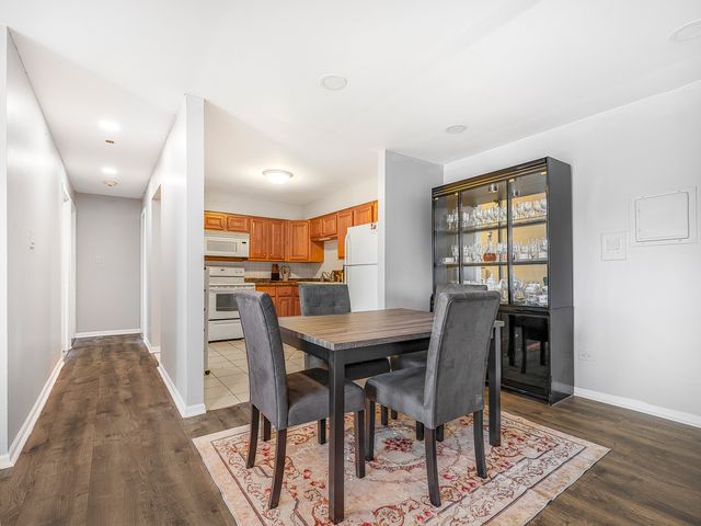 107 W Elk Trail 206, Carol Stream, IL 60188
