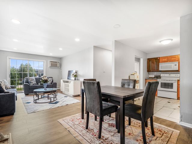 107 W Elk Trail 206, Carol Stream, IL 60188