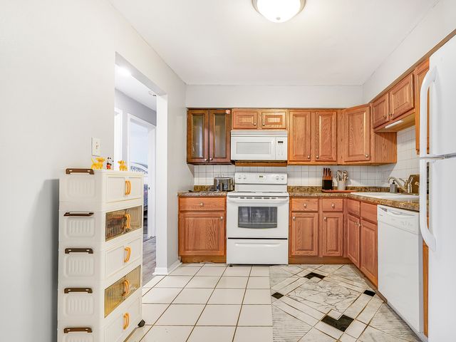 107 W Elk Trail 206, Carol Stream, IL 60188