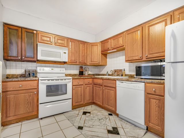 107 W Elk Trail 206, Carol Stream, IL 60188