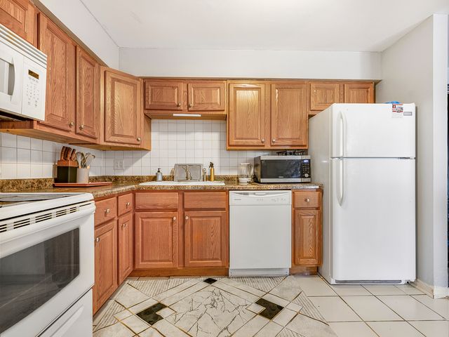 107 W Elk Trail 206, Carol Stream, IL 60188
