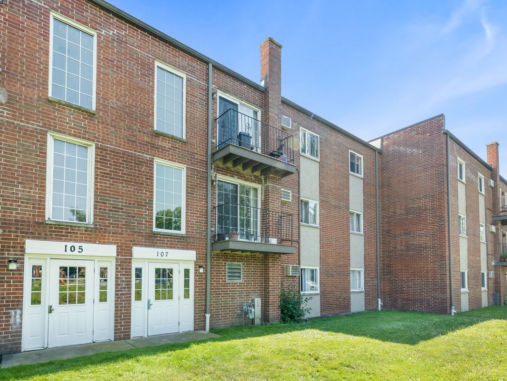 107 W Elk Trail 206, Carol Stream, IL 60188