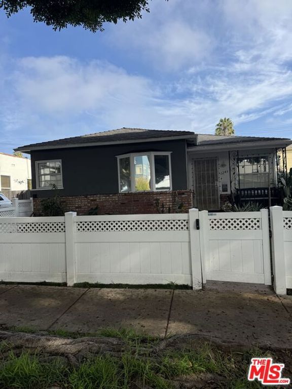 1245 Chelsea Avenue A, Santa Monica, CA 90404