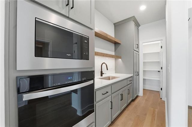 2074 NW OBrien Road, Lee's Summit, MO 64081