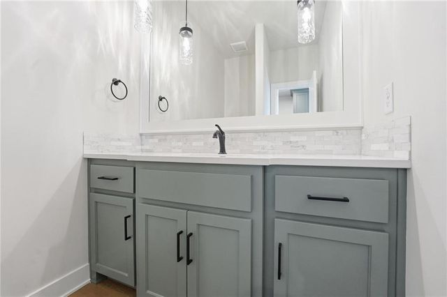 2074 NW OBrien Road, Lee's Summit, MO 64081