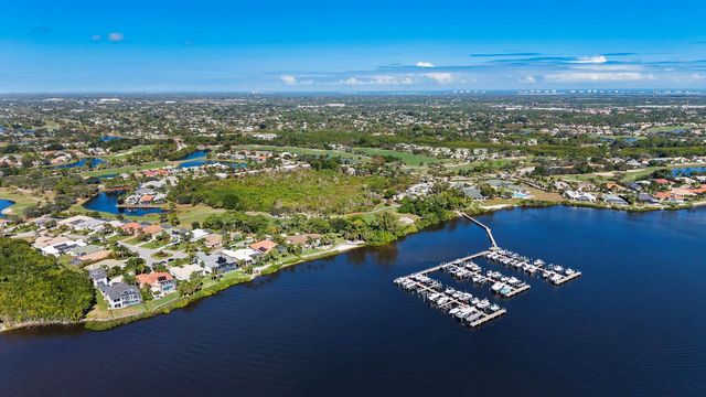 3198 SE Carrick Green Court, Port St. Lucie, FL 34952