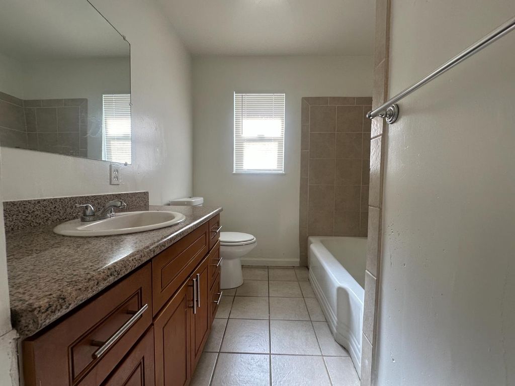 Image 10 of property listing at 422 N Glenn Avenue, Fresno, CA 93701