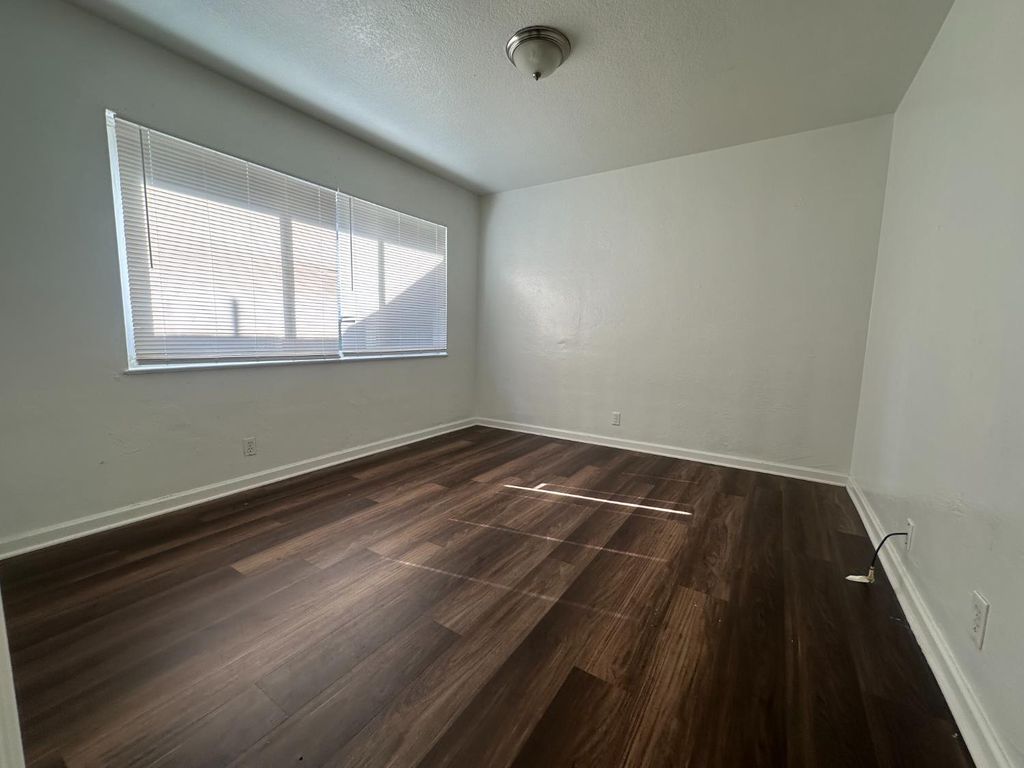 Image 11 of property listing at 422 N Glenn Avenue, Fresno, CA 93701