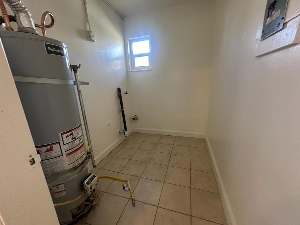 Image 5 of property listing at 422 N Glenn Avenue, Fresno, CA 93701