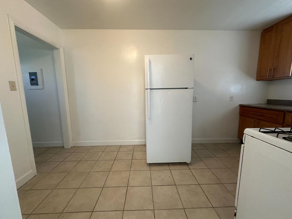 Image 6 of property listing at 422 N Glenn Avenue, Fresno, CA 93701