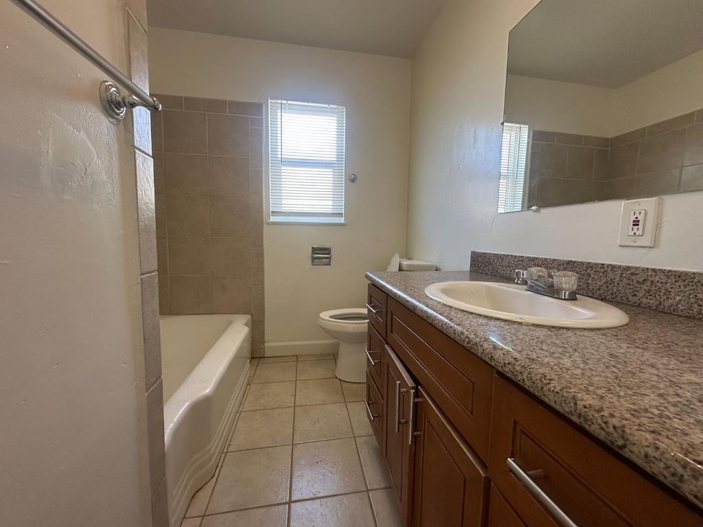 Image 7 of property listing at 422 N Glenn Avenue, Fresno, CA 93701