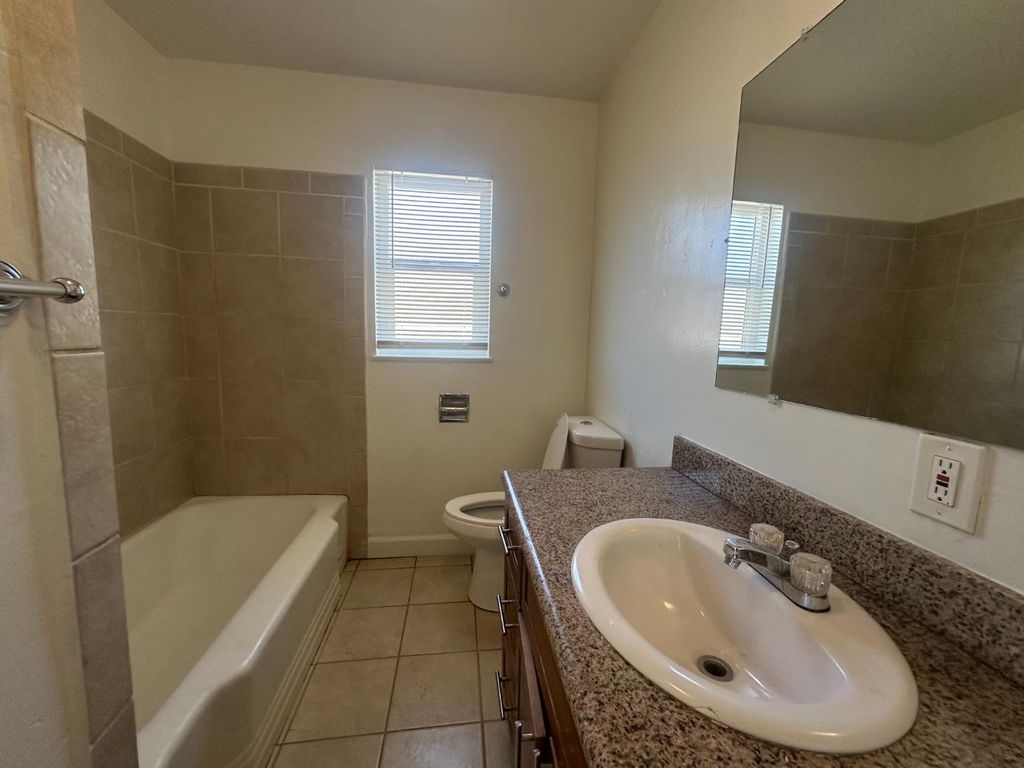 Image 8 of property listing at 422 N Glenn Avenue, Fresno, CA 93701