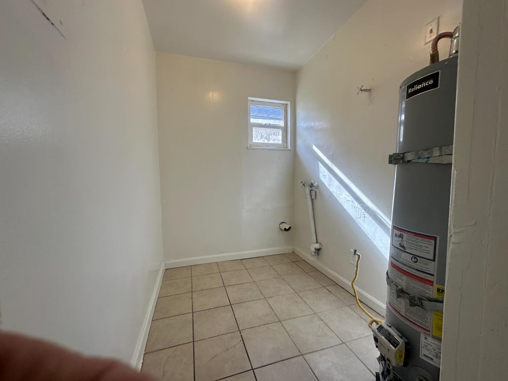 Image 9 of property listing at 422 N Glenn Avenue, Fresno, CA 93701