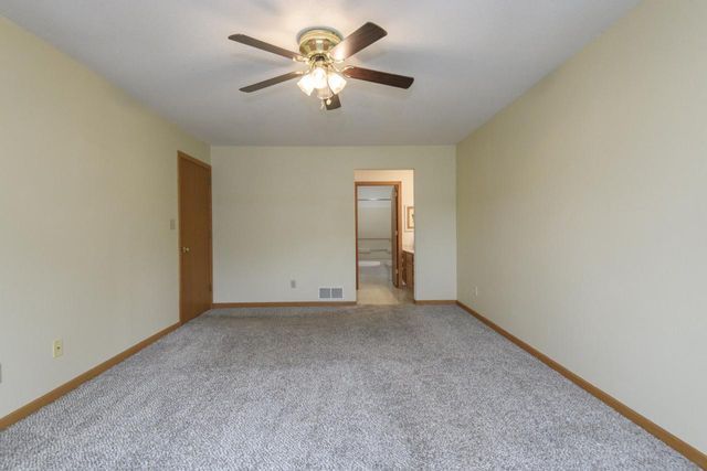 N58W23815 Hastings COURT #8, Sussex, WI 53089