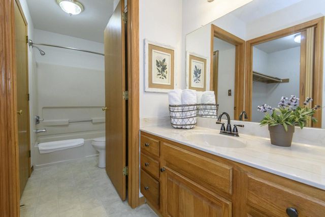 N58W23815 Hastings COURT #8, Sussex, WI 53089