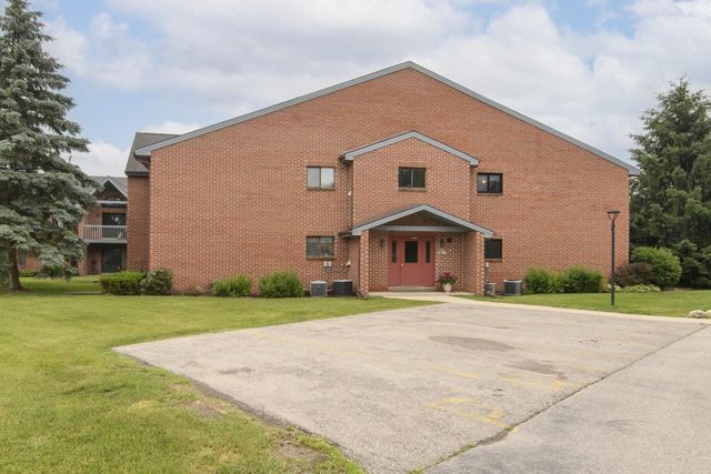 N58W23815 Hastings COURT #8, Sussex, WI 53089