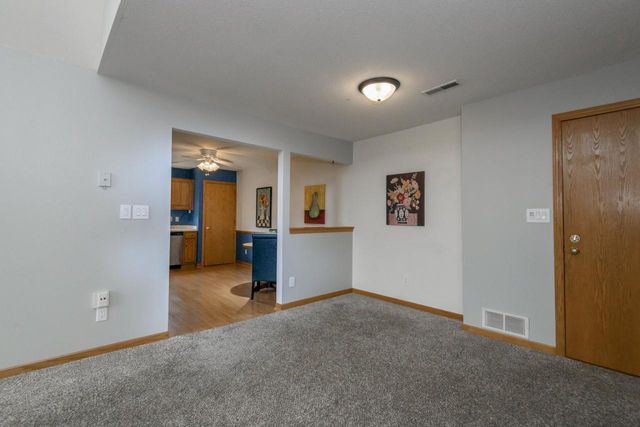 N58W23815 Hastings COURT #8, Sussex, WI 53089