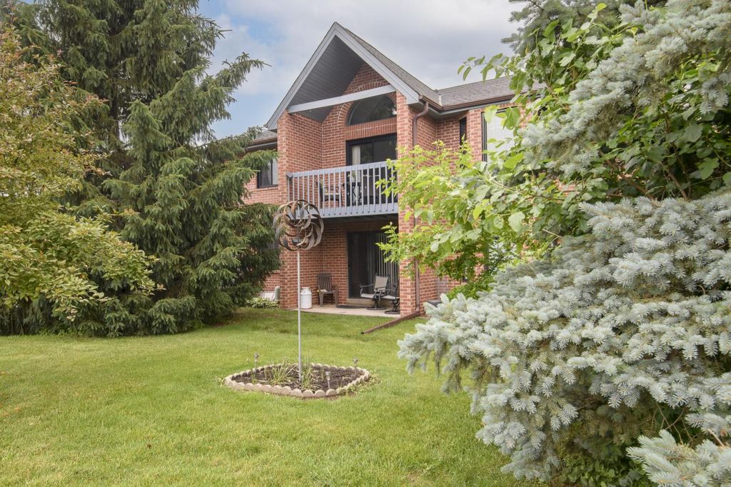 N58W23815 Hastings COURT #8, Sussex, WI 53089