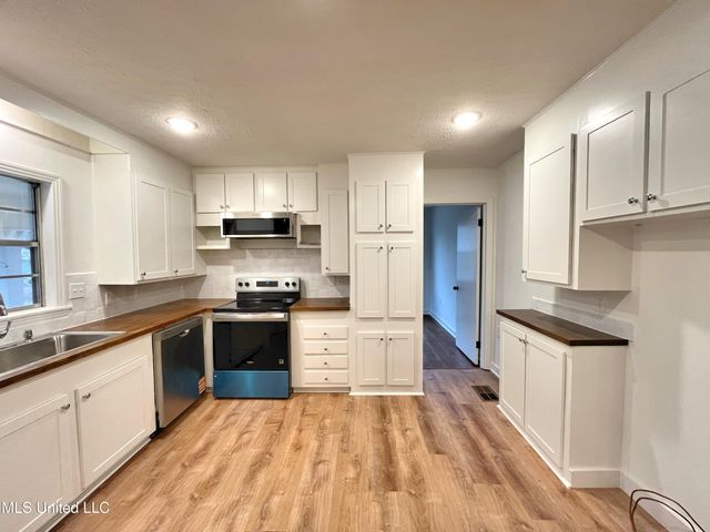 204 Charline Drive, Pearl, MS 39208